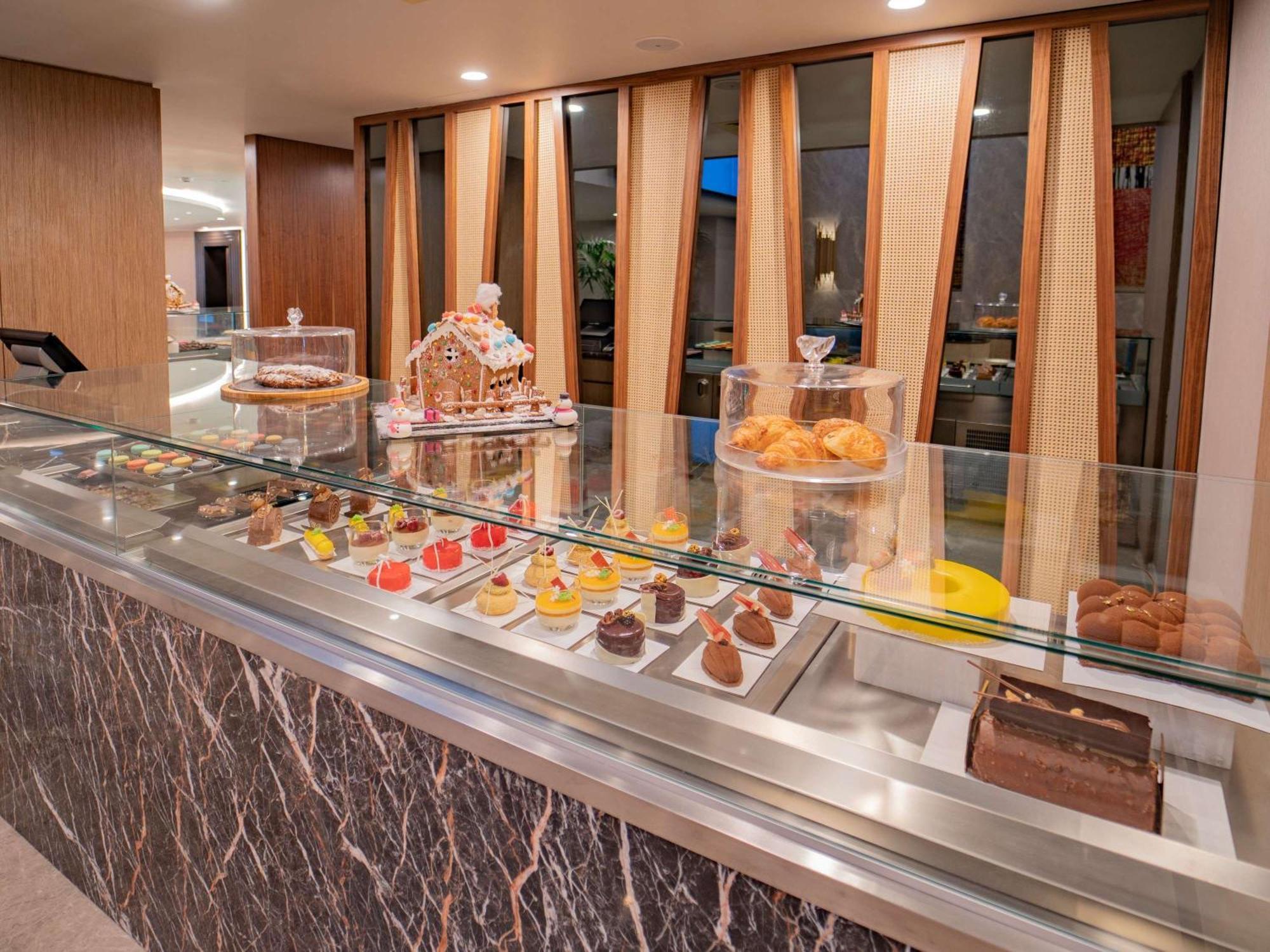 Sofitel Istanbul Taksim Hotel Bagian luar foto A pastry display at a hotel