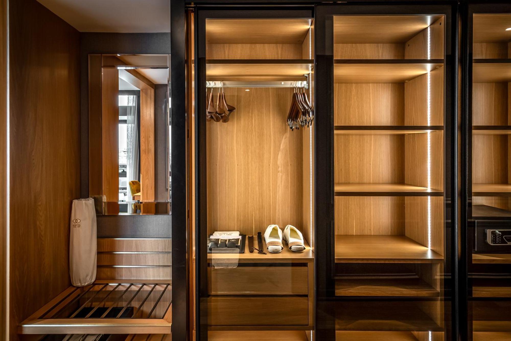 Sofitel Istanbul Taksim Hotel Bagian luar foto A walk-in closet