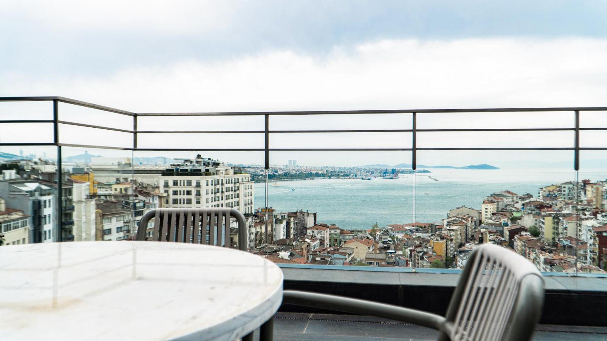 Sofitel Istanbul Taksim Hotel Bagian luar foto View from the balcony of a penthouse apartment